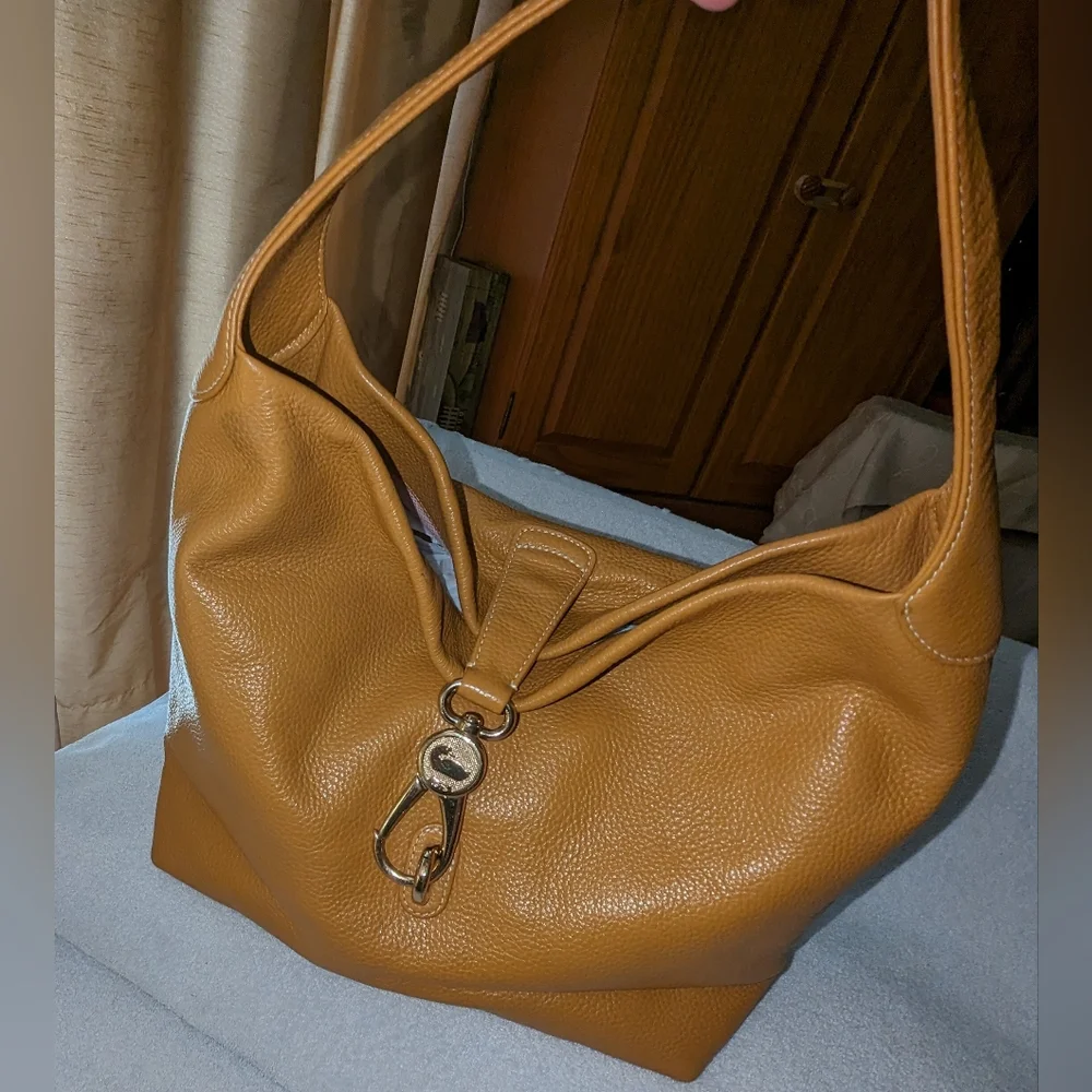Dooney and Bourke signature pebbled logo sac bag